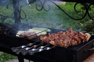 Только портят мясо: названы компоненты, в которых нельзя мариновать шашлык