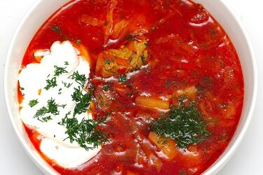 Borscht will become even more delicious: what to do with sour cream before adding to the dish