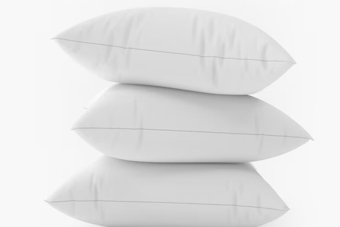 Как быстро освежить подушки и убрать запах пота: простой лайфхак
