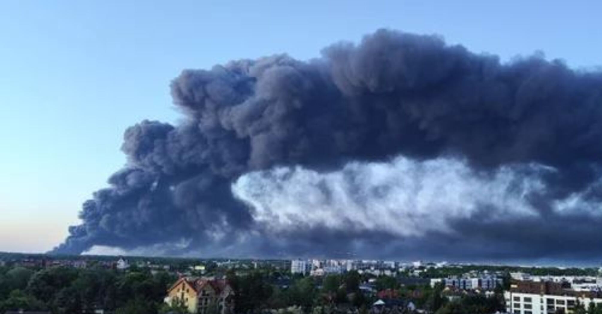 Загорівся ТЦ Marywilska 44 у Варшаві: вогонь охопив 80 відсотків будівлі (фото, відео)