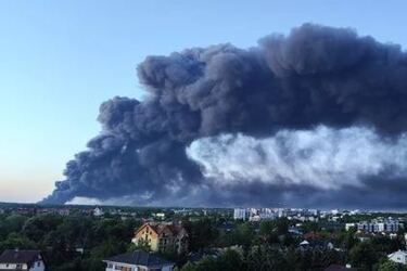 Загорелся ТЦ Marywilska 44 в Варшаве: огонь охватил 80 процентов здания (фото, видео)