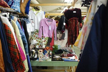 Названо речі, які заборонено приносити в дім з секонд-хенду: народні прикмети