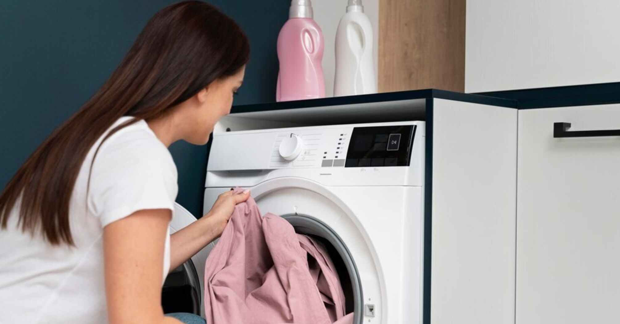 Чтобы одежда служила дольше: какие вещи нельзя стирать в машинке