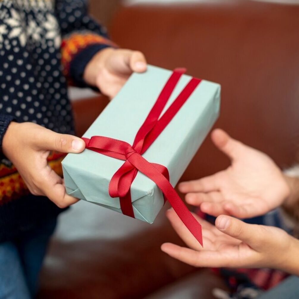Які п'ять речей категоричного заборонено дарувати, адже вони притягують негатив: народні прикмети та забобони