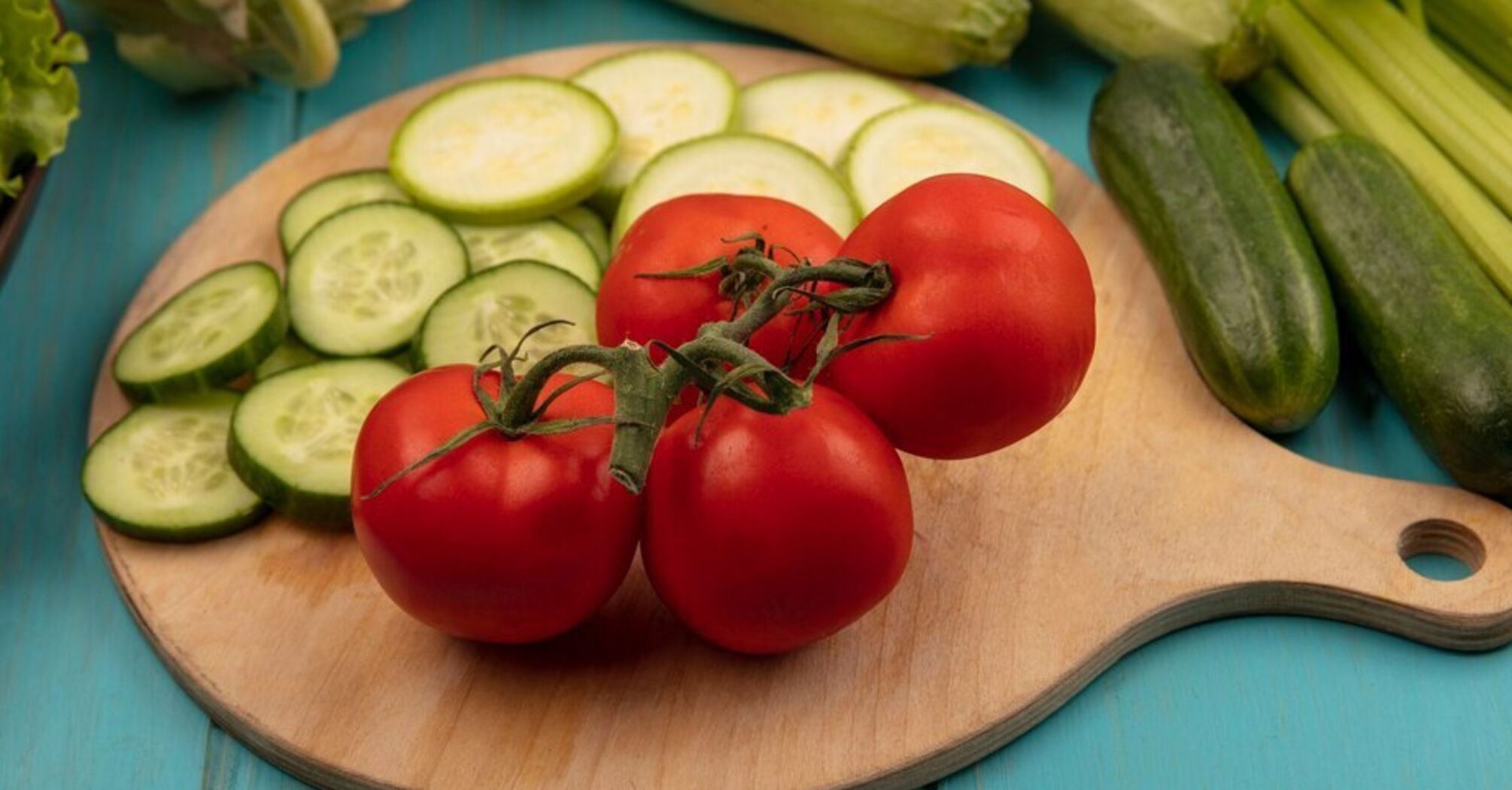 Може призвести до неочікуваних наслідків: лікарі розкривають ризики споживання огірків разом із помідорами