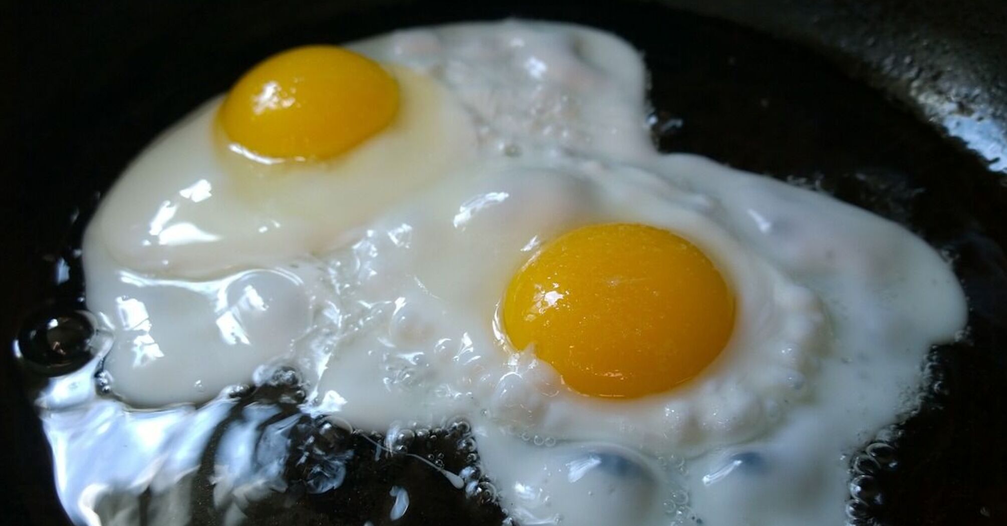 Почему нельзя жарить яйца сразу из холодильника: ответ поваров