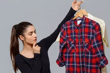 Здешевлюють та спотворюють: які кольори не варто поєднувати у вашому гардеробі