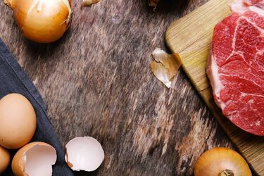 Чи дійсно потрібно мити м'ясо та яйця перед приготуванням: відповідь експертів