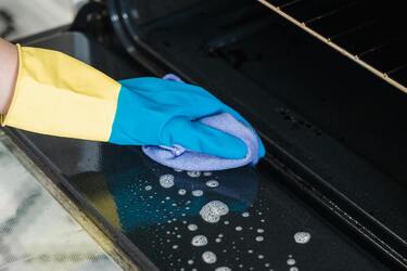 Даже духовка, которую никогда не мыли, будет блестеть как новая: какое популярное средство способно на это