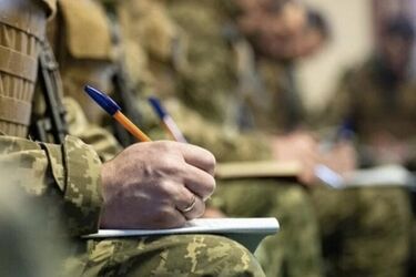 Можно ли родственникам или адвокату входить в ТЦК вместе с военнообязанным: ответ юриста