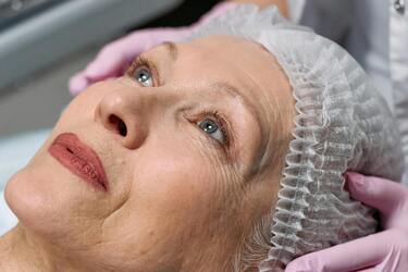 Шкіра буде сяючою навіть після 50: лайфхаки для 'зрілих красунь'