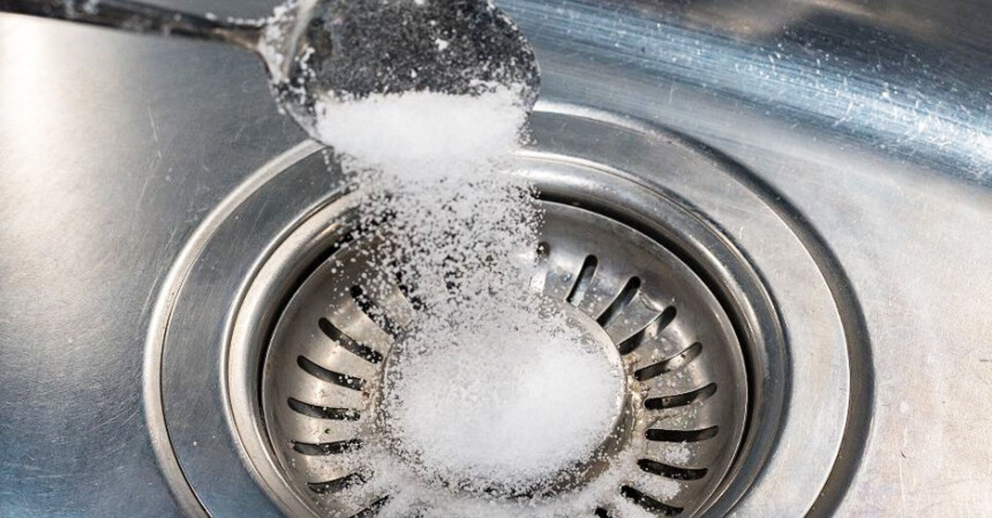 Для чого кидати сіль у раковину, якщо ви їдете з дому надовго: геніальний лайфхак