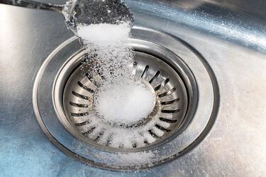 Зачем бросать соль в раковину, если вы уезжаете из дома надолго: гениальный лайфхак