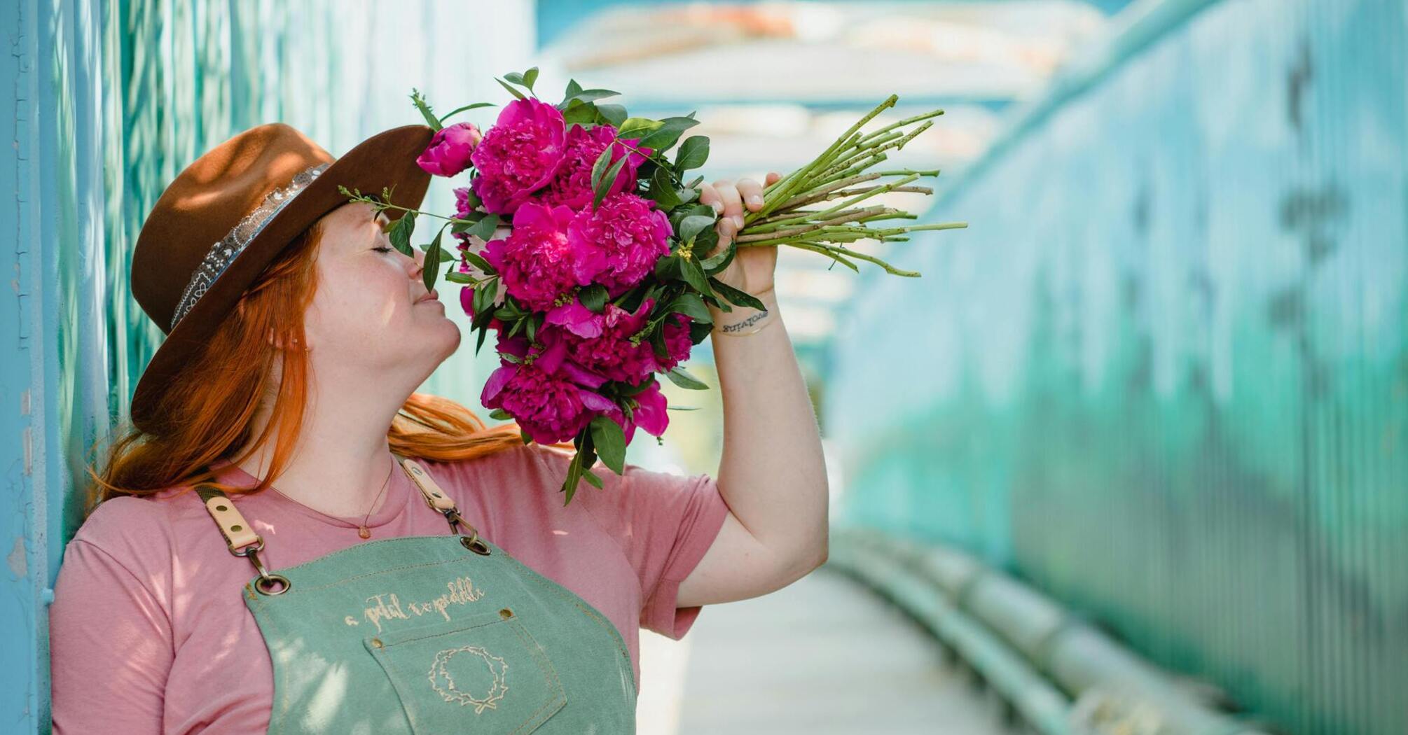 Холодный Яр стал теплым и ароматным: где посмотреть как цветет 1500 кустов пионов в Украине