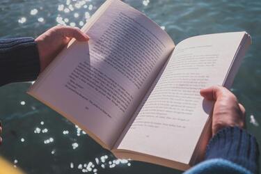 Природний чи природній: яке слово не з української мови