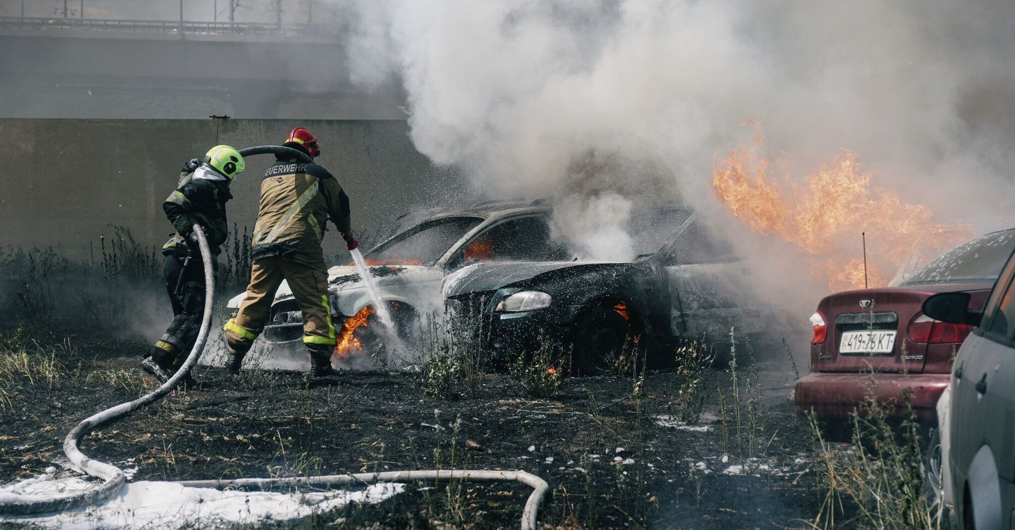 Пожар в Киеве: сгорело 30 автомобилей, автобус и десяток мотоциклов (фото, видео)
