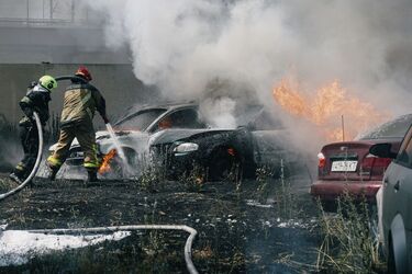 Пожежа в Києві: згоріло 30 автомобілів, автобус та десяток мотоциклів (фото, відео)