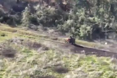 Пытались прорваться на мотоциклах: ВСУ в упор расстреляли оккупантов из пулеметов (видео)
