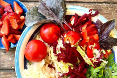Salad for all occasions: mix for beauty and health