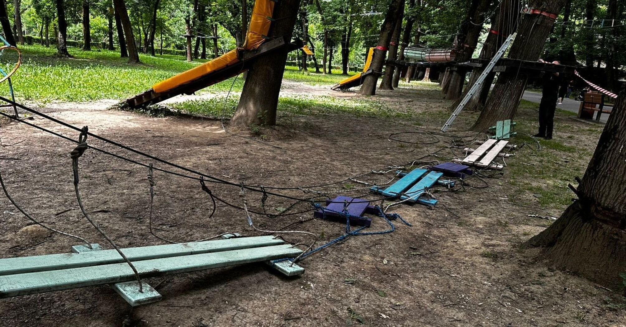Постраждали 16 дітей: в Ужгороді обірвався трос мотузкового атракціону (фото)