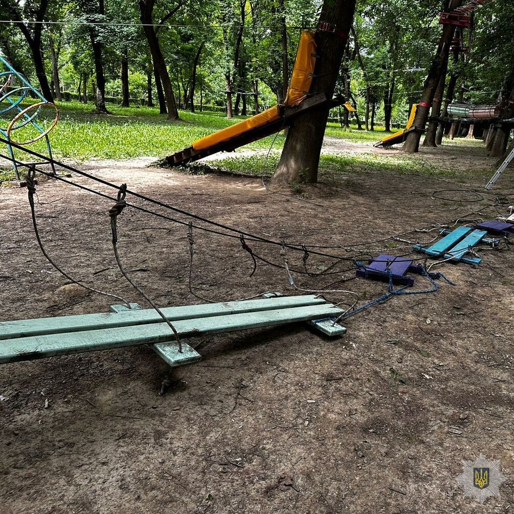 Пострадали 16 детей: в Ужгороде оборвался трос веревочного аттракциона (фото)