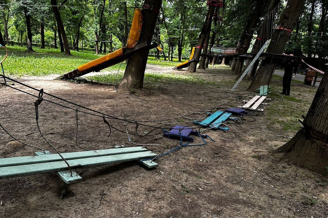 Пострадали 16 детей: в Ужгороде оборвался трос веревочного аттракциона (фото)