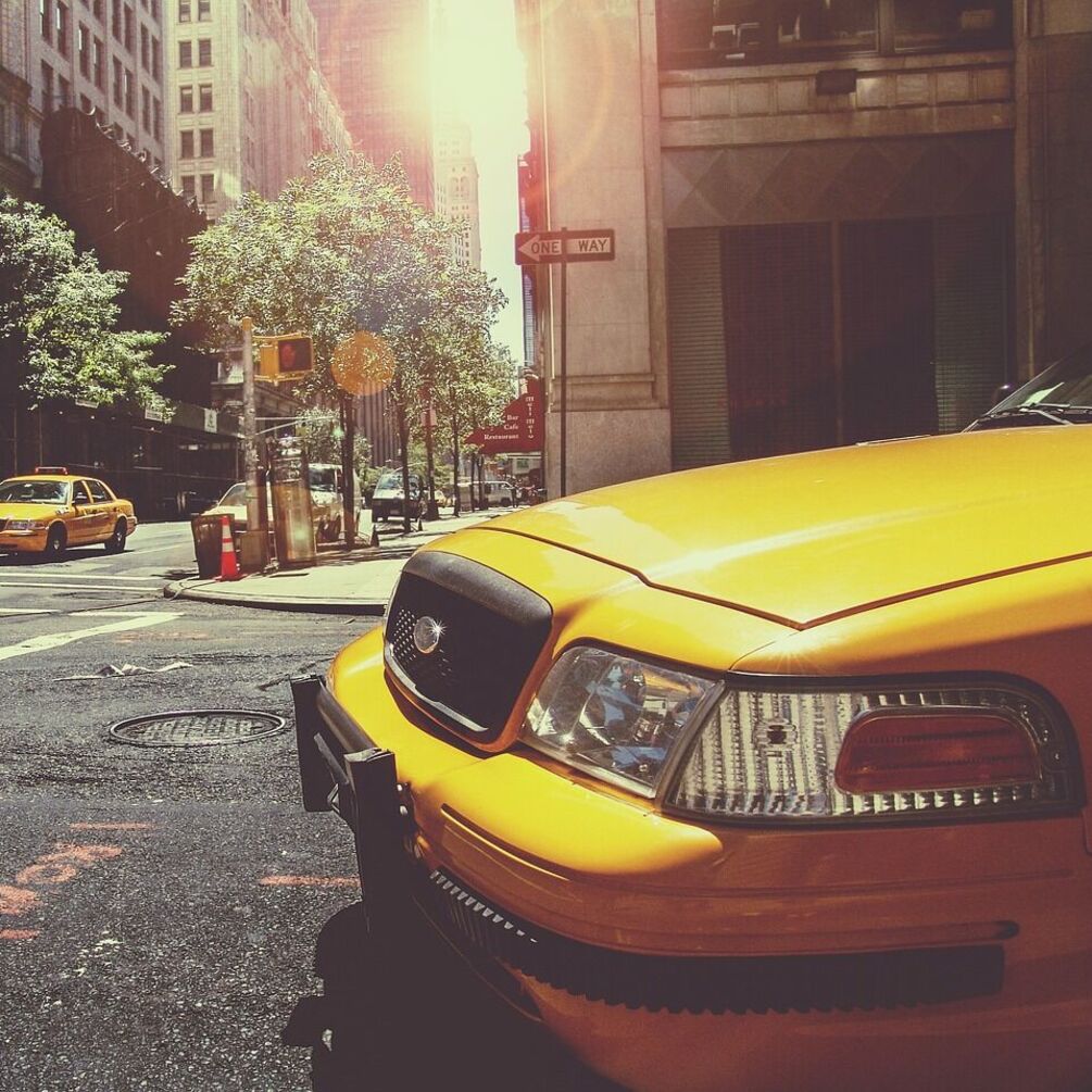 Сравнение такси и арендованного авто: что выгоднее для поездок