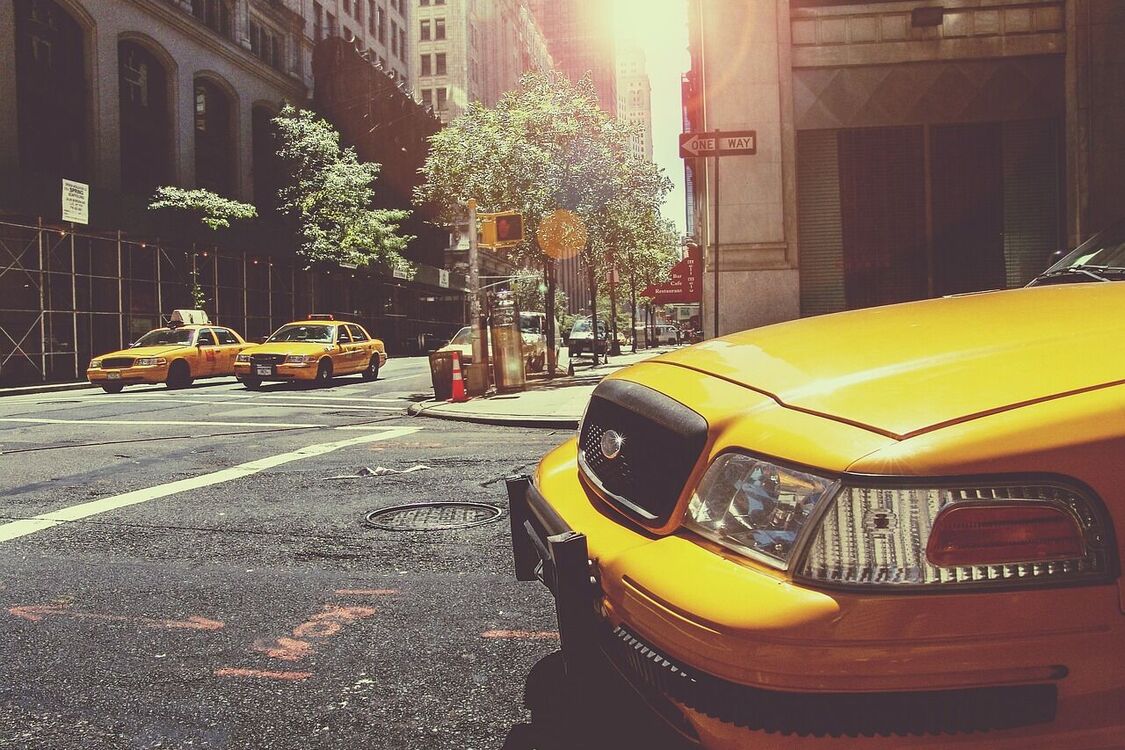 Порівняння таксі та орендованого авто: що вигідніше для поїздок