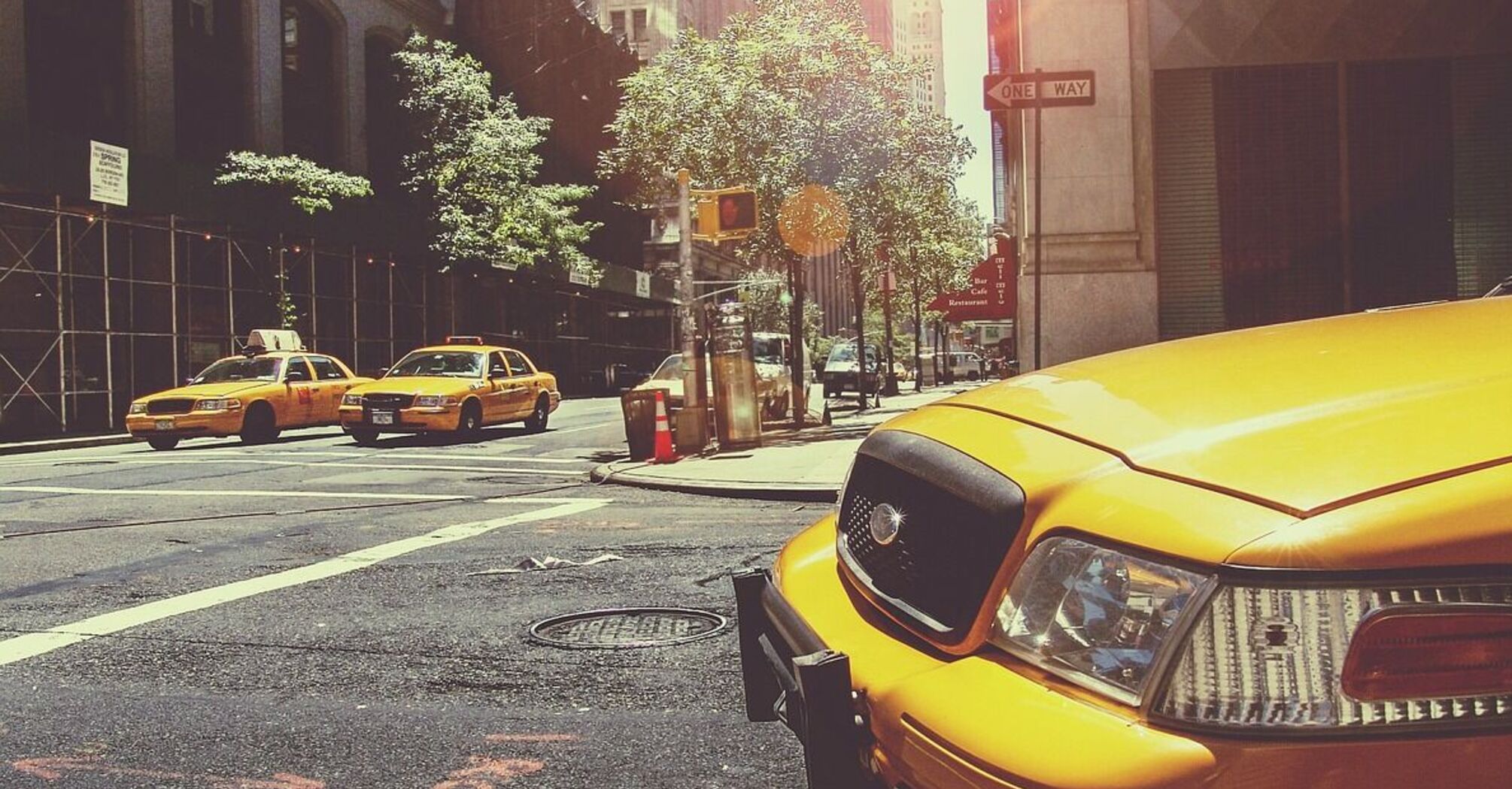 Сравнение такси и арендованного авто: что выгоднее для поездок