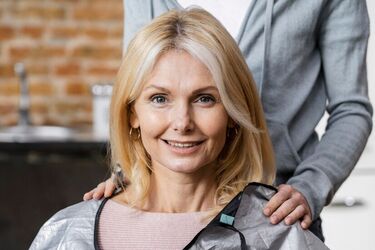 Мировая тенденция для зрелых женщин: стилисты рассказали о новой омолаживающей стрижке без косметических процедур (фото)