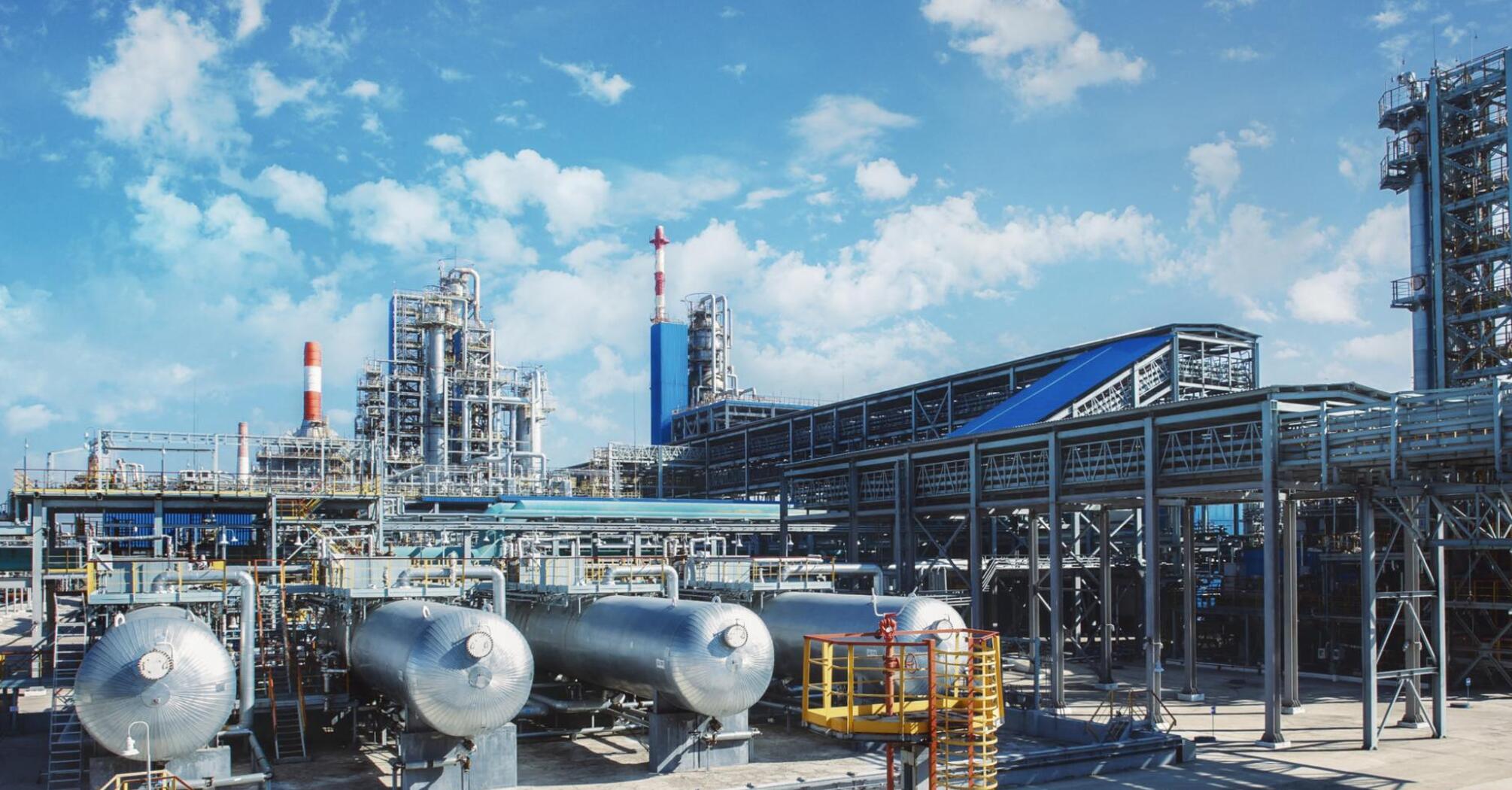 Дым стоит столбом: беспилотники атаковали НПЗ 'Салаватнефтеоргсинтез' в Башкирии (видео)