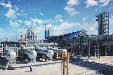 Дим стоїть стовпом: безпілотники атакували НПЗ 'Салаватнафтооргсинтез' у Башкирії (відео)