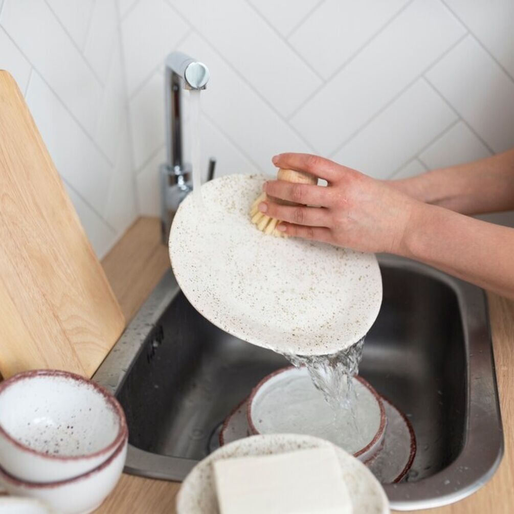 Как вымыть гору посуды всего за 10 мин: поможет простая хитрость