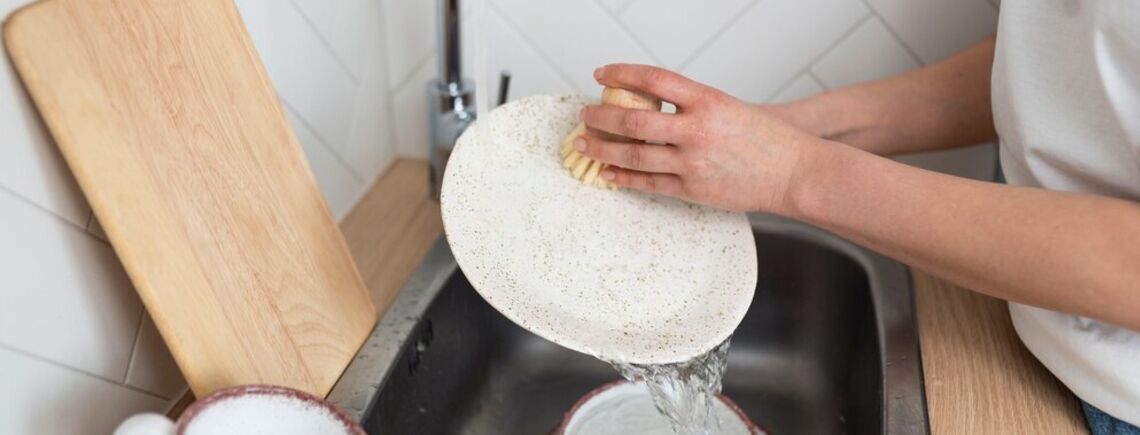 Як вимити гору посуду всього за 10 хв: допоможе проста хитрість