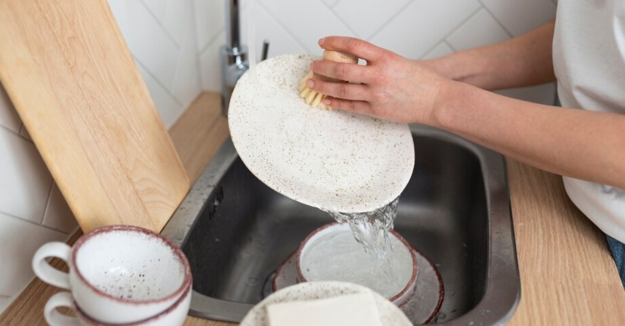 Как вымыть гору посуды всего за 10 минут: поможет простая хитрость