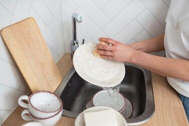 How to wash a mountain of dishes in just 10 minutes: a simple trick will help