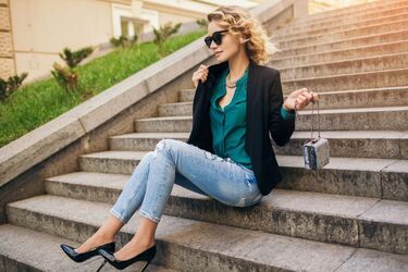 Незалежно від типу фігури та зросту: з чим носити джинси влітку жінкам за 40