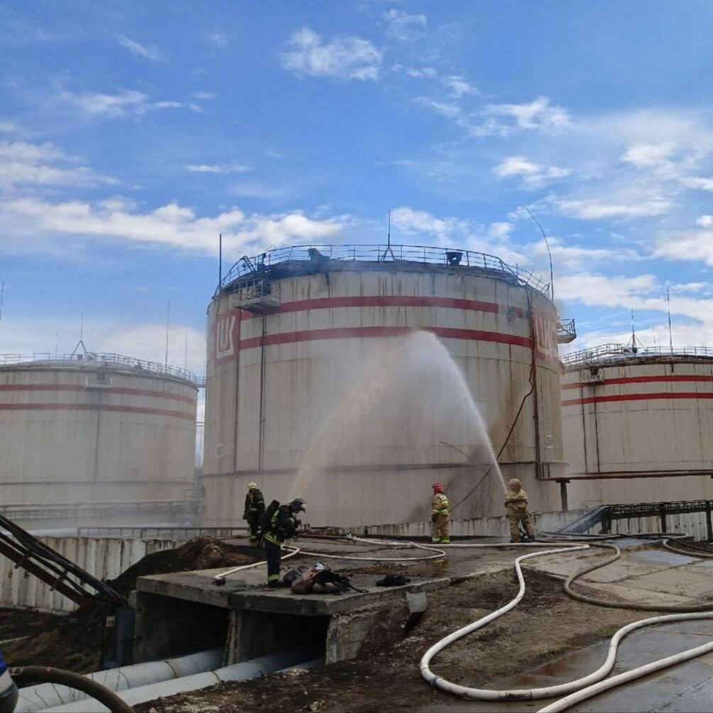 После взрывов на россии загорелся НПЗ 'Лукойл-Ухтанефтепереработка' в республике Коми, есть жертвы (фото)