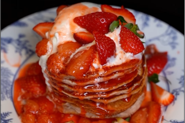 Оладьи с клубникой: невероятно вкусное летнее лакомство