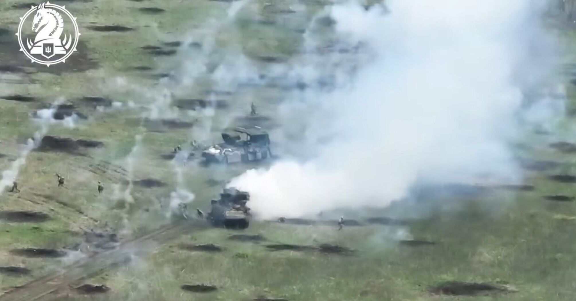 Экипаж Bradley атаковал два вражеских БТР-82 вместе с пехотой (адское видео)