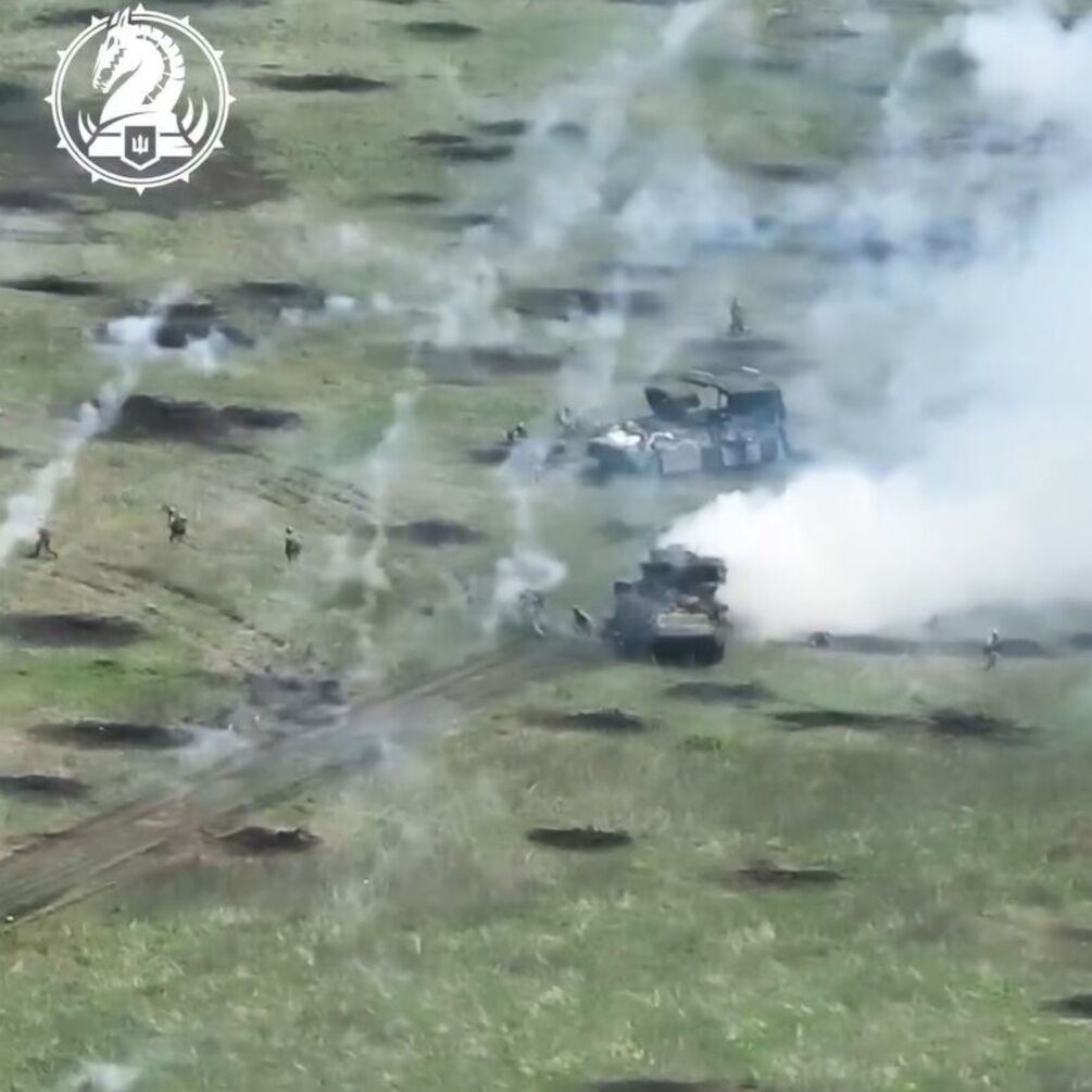 Екіпаж Bradley атакував два ворожих БТР-82 разом з піхотою (пекельне відео)