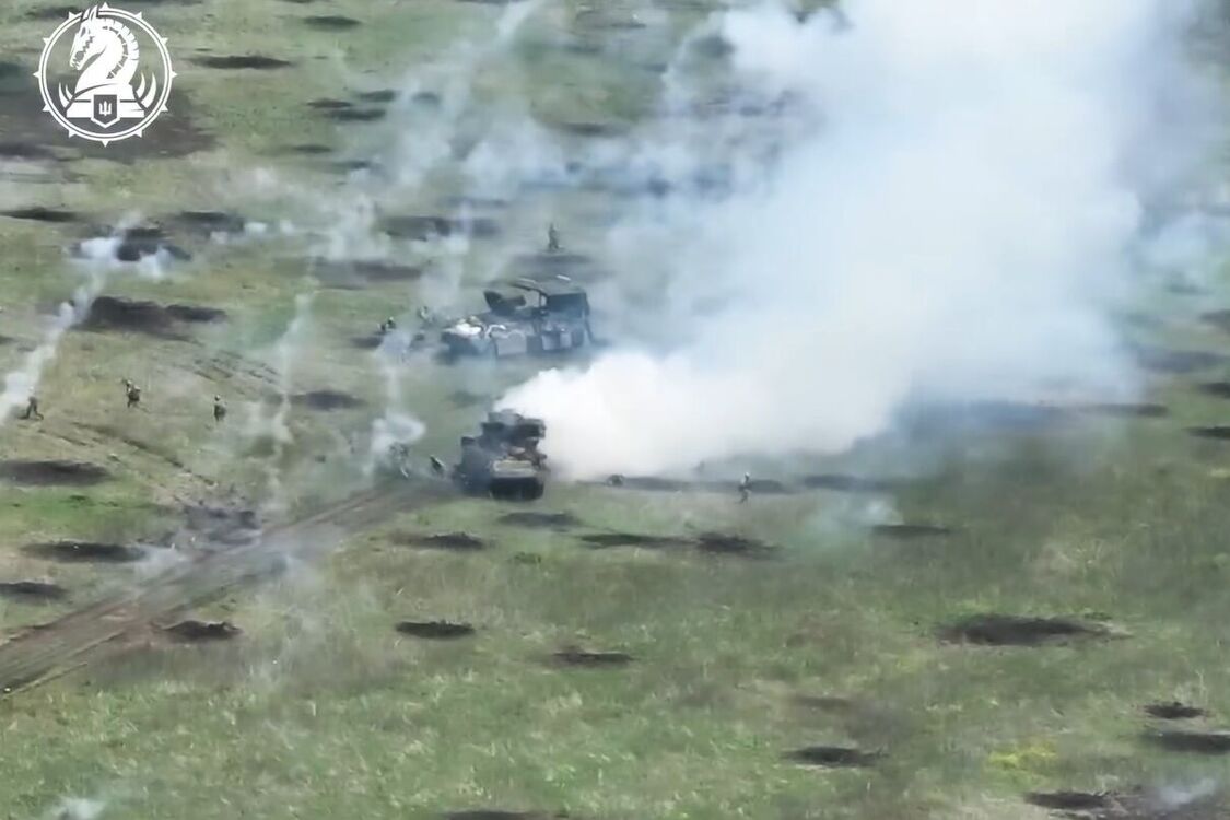 Екіпаж Bradley атакував два ворожих БТР-82 разом з піхотою (пекельне відео)