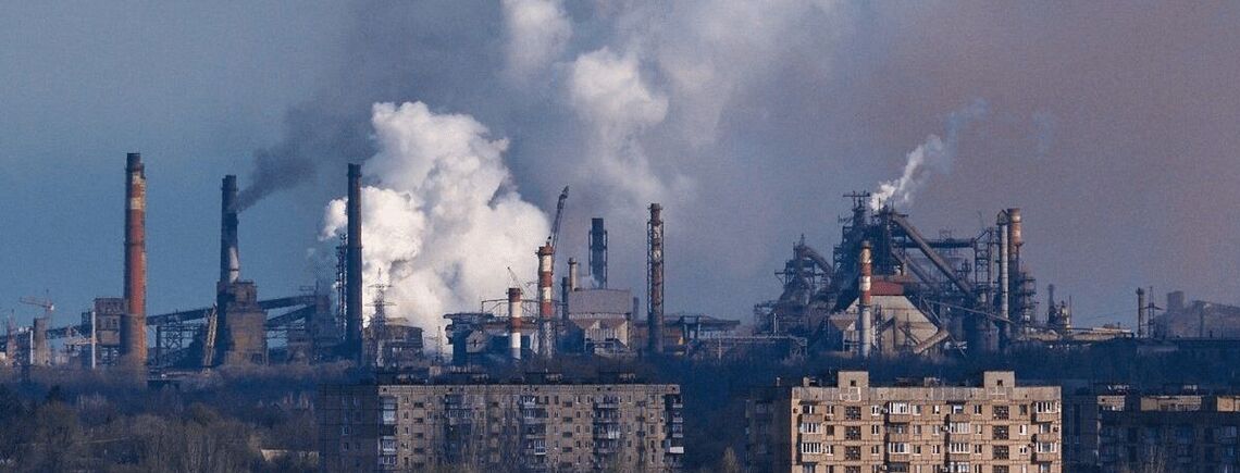 Облако едкого дыма накрыло Кривой Рог: жителей просят не выходить на улицу (фото, видео)