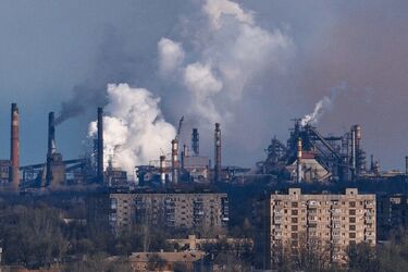 Хмара їдкого диму накрила Кривий Ріг: мешканців просять не виходити на вулицю (фото, відео)