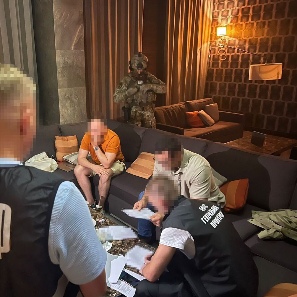 Дорогие часы и пакеты валюты: ГБР провело обыски у депутата Тищенко (фото)