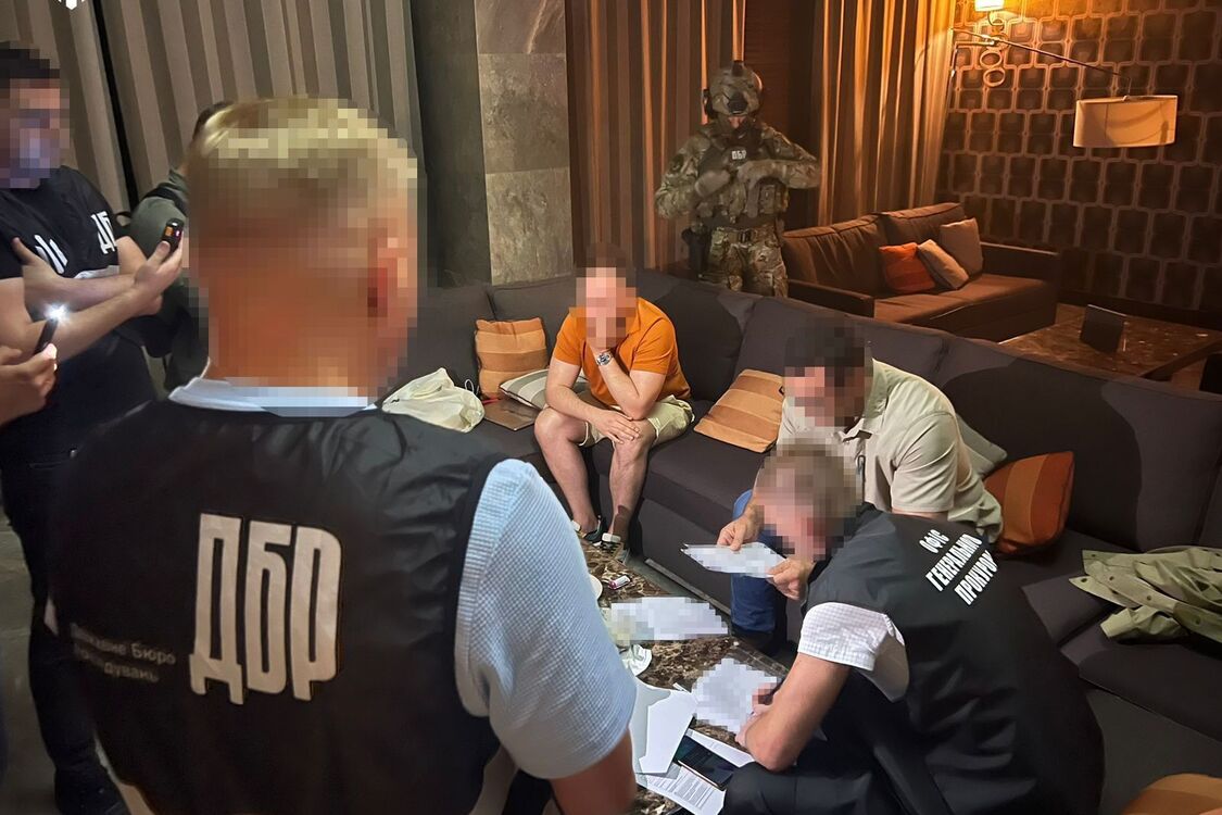 Дорогие часы и пакеты валюты: ГБР провело обыски у депутата Тищенко (фото)