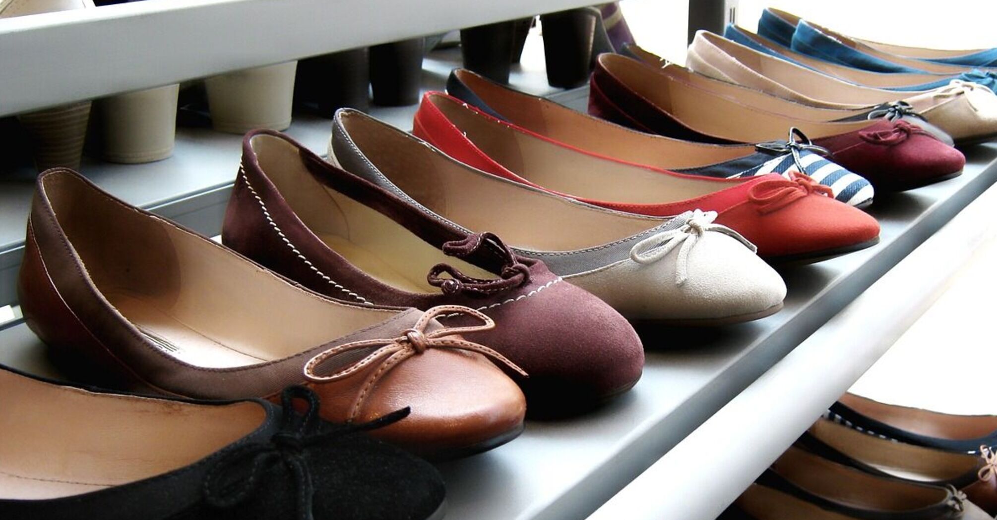 Не робіть з себе 'сіру мишку': яке взуття не варто носити жінкам після 50 років