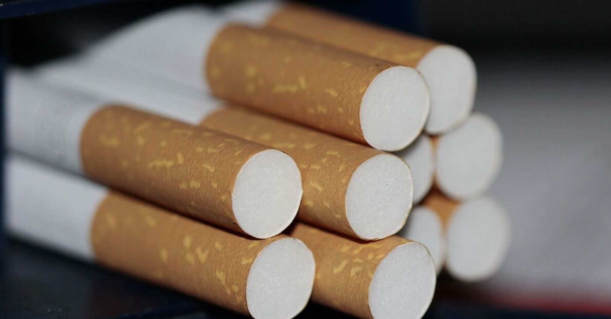 Курить станет дороже: сколько будут стоить сигареты и стики по новым правилам