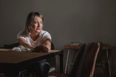 Вчені визначили вік, в якому людина почуває себе найбільш нещасною