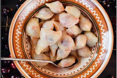 Пышные вареники с вишнями, как у бабушки